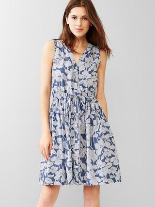 Ta slika lahko vsebuje Oblačila Obleka Oblačila Ženska Človeška oseba Žensko krilo in bluza