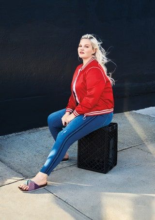 La imagen puede contener Ropa Vestimenta Persona humana Manga Calzado Sentado Zapato Mujer Manga larga y Mujer