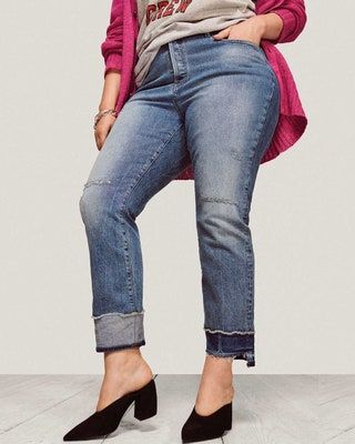 Esta imagen puede contener ropa, ropa, pantalones, jeans, persona humana, calzado y calzado