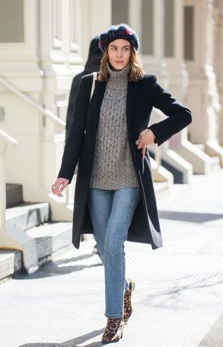 Bild könnte enthalten Alexa Chung Kleidung Bekleidung Mantel Ärmel Menschliche Person Weibliche Schuhe Mantel Schuh und Hose