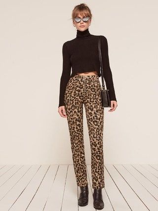 Dieses Bild kann Kleidung Kleidung Hosen Mensch Person Ärmel und Frau enthalten