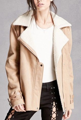 La imagen puede contener Ropa Abrigo Abrigo Gabardina Humano y Persona