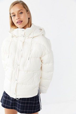 画像には、衣料品のジャケットのコートの人間とブレザーが含まれている場合があります