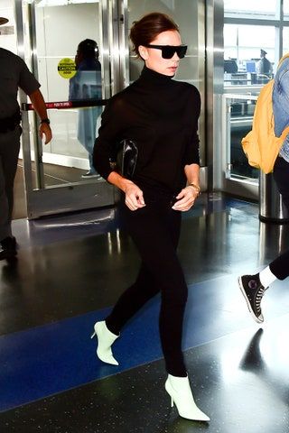 ビクトリアベッカムは空港で真っ黒な服を着ています