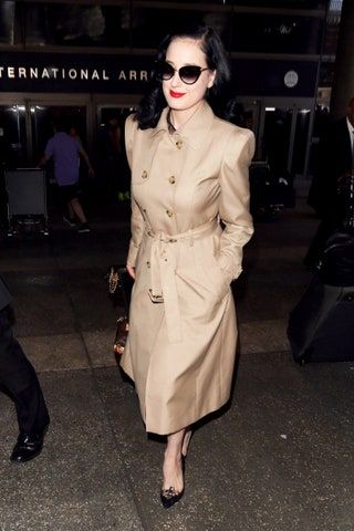 空港へのトレンチコートを着たキャット・フォン・D