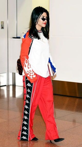 コートニー・カーダシアンは空港までトラックパンツを着用しています