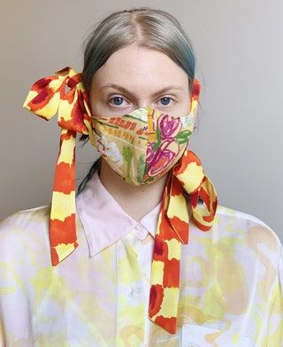 Bild kann enthalten Kleidung Bekleidung Bandana Stirnband Hut Mensch und Person
