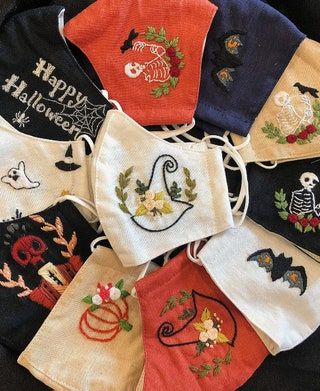 Das Bild kann Kleidung und Kleidung mit Musterstickerei-Applikation enthalten