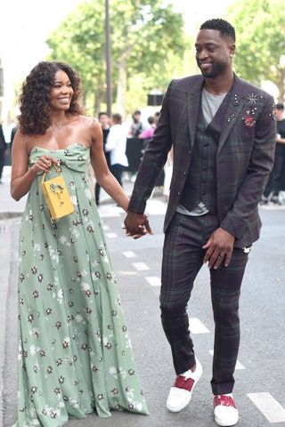 Slika lahko vsebuje Oblačila Oblačila Obutev Čevelj Človeška oseba Gabrielle Union Večerna obleka Robe Moda in obleka