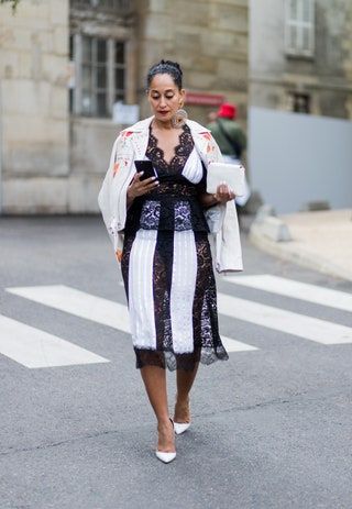 Ta slika lahko vsebuje Tarmac Asphalt Road Clothing Oblačila Tracee Ellis Ross Human Person and Zebra Crossing
