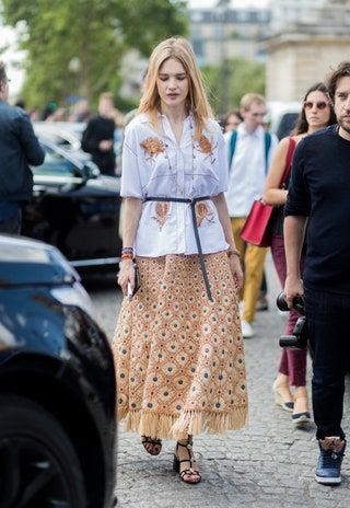 Slika lahko vsebuje Natalia Vodianova Čevlji Oblačila Obutev Oblačila Krilo Človeška oseba Avto in vozilo