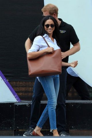 La imagen puede contener Persona humana Gafas de sol Accesorios Accesorio Calzado Calzado Ropa Ropa Bolso y bolso