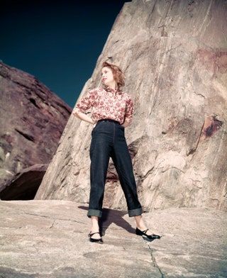 La imagen puede contener Ropa Vestimenta Persona humana Pantalones Mujer Aire libre Roca Naturaleza Calzado Calzado y mujer