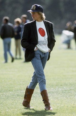 La imagen puede contener Ropa Vestimenta Persona humana Calzado Sombrero y bota