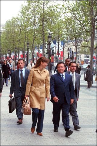 La imagen puede contener Ali bin Hussein Ropa Ropa Calzado Abrigo de calzado Persona humana y Abdullah II de Jordania
