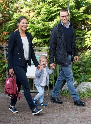 La imagen puede contener Victoria Princesa heredera de Suecia Príncipe Daniel Duque de Vstergtland Calzado Ropa y prendas de vestir