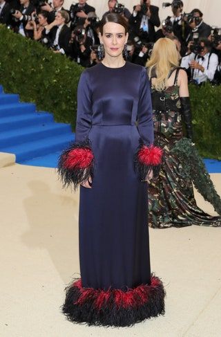 Bild könnte enthalten Kleidung Kleidung Kleid Menschliche Person Weibliche Mode Abendkleid Kleid Robe und Sarah Paulson