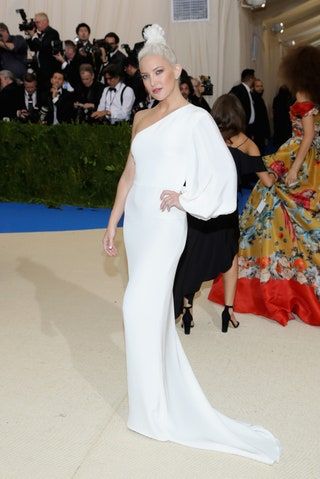 Bild könnte enthalten Menschliche Person Kleidung Kleidung Kate Hudson Fashion Abendkleid Kleid Robe und Hochzeitskleid