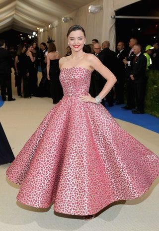 Bild kann enthalten Kleidung Kleidung Menschliche Person Mode Abendkleid Kleid und Robe