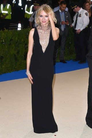 Bild kann enthalten Naomi Watts Human Person Schuhe Kleidung Schuh Bekleidung Mode und Premiere