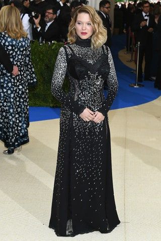 Bild könnte enthalten La Seydoux Menschliche Person Kleidung Bekleidung Mode Ärmel Robe Abendkleid und Kleid