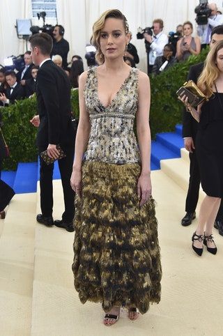 Bild könnte enthalten Mensch Kleidung Schuh Schuhe Bekleidung Rock Brie Larson Mode und Premiere
