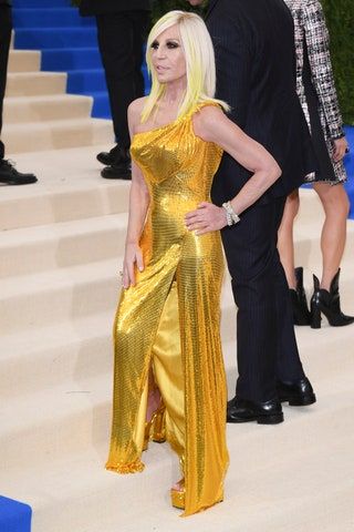 Bild könnte enthalten Donatella Versace Mensch Mode Kleidung Bekleidung Schuhe Schuh Kleid und Abendkleid