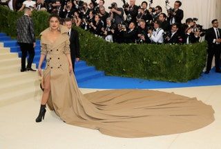 Bild könnte Mensch Person Mode Paparazzi Priyanka Chopra Mantel Kleidung Mantel Bekleidung und Anzug enthalten
