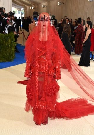 Bild kann enthalten Kleidung Kleidung Abendkleid Kleid Robe Mode Mensch und Freizeitaktivitäten