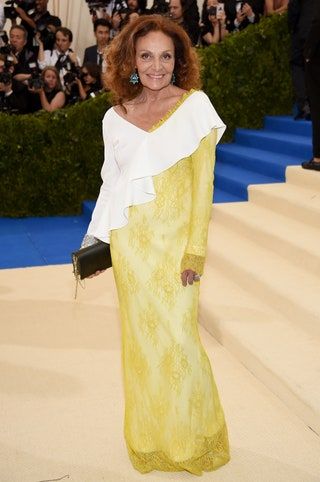 Bild könnte Diane von Furstenberg enthalten Menschliche Person Kleidung Bekleidung und Mode