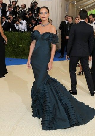 Bild könnte enthalten Schuhe Kleidung Bekleidung Schuh Mensch Robe Abendkleid Mode Kleid und Katie Holmes