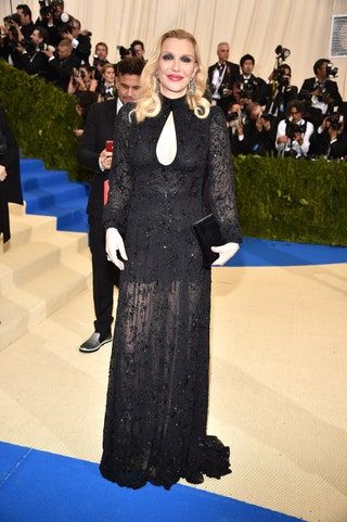 Bild könnte enthalten Kleidung Schuhe Schuhe Bekleidung Mensch Mode Premiere Mantel Mantel und Courtney Love