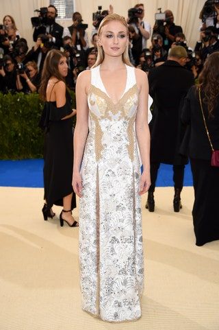 Bild könnte enthalten Sophie Turner Menschliche Person Modepremiere Hochzeitskleidung Hochzeitskleid Kleid Bekleidung und Robe