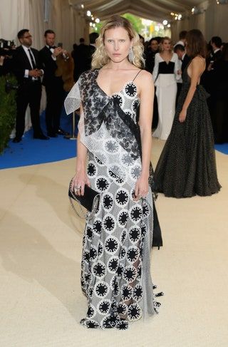 Bild kann enthalten Mensch Abendkleid Mode Kleidung Kleid Kleidung Robe Anzug Mantel und Mantel