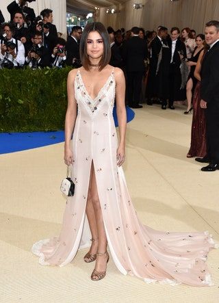 Bild könnte enthalten Matt Damon Mensch Mode Kleidung Bekleidung Selena Gomez Robe Abendkleid und Kleid