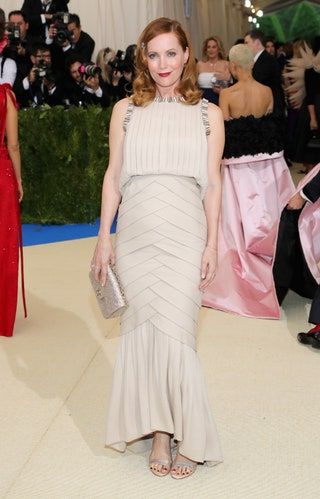 Bild könnte enthalten Leslie Mann Menschliche Person Kleidung Kleid Robe Bekleidung Mode Abendkleid und Premiere