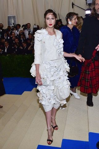 Bild könnte enthalten Kleidung Kleidung Menschliche Person Schuhe Schuh Rock Plaid Tartan und Kilt
