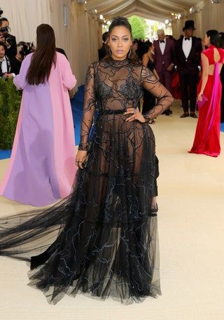 Bild könnte enthalten Kleidung Kleidung Robe Mode Abendkleid Kleid La La Anthony Mensch und Person
