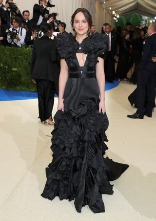 Bild könnte enthalten Dakota Johnson Kleidung Bekleidung Schuhe Schuh Mensch Mode Abendkleid Kleid und Robe