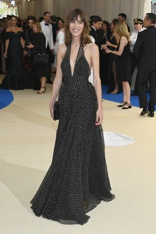Bild könnte enthalten Alexa Chung Menschliche Person Mode Abendkleid Kleidung Kleid Bekleidung Robe Schuhe und Schuhe