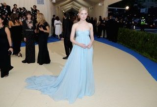 Bild könnte enthalten Elle Fanning Kleidung Kleidung Menschliche Person Charly Garca Abendkleid Mode Kleid und Robe