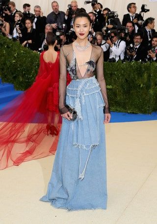 Bild könnte enthalten Liu Wen Kleidung Kleid Kleidung Robe Abendkleid Mode Mensch Person Ranveer Singh und Hochzeit