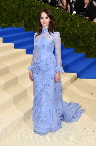 Bild könnte enthalten Felicity Jones Bekleidung Bekleidung Kleid Abendkleid Robe Mode Mensch Mensch Frau und Frau