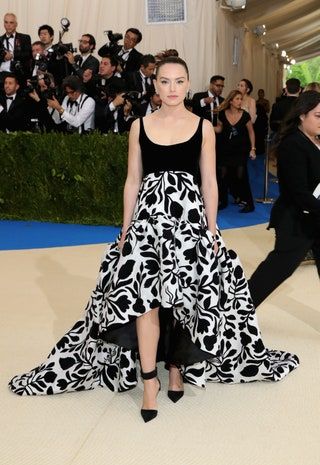 Das Bild könnte eine menschliche Person enthalten Daisy Ridley Kleidung Bekleidung Schuhe Schuhe Mode Jon Guerra und Runway
