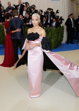 Bild könnte enthalten Kleidung Kleidung Mensch Robe Kleid Mode Abendkleid Weiblich und Zo Kravitz