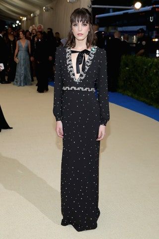Das Bild kann Stacy Martin enthalten. Menschliche Person Kleidung Bekleidung Laufstegmode und Ärmel