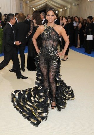 Bild könnte enthalten Mensch Schuhe Schuh Bekleidung Bekleidung Mode Mantel Mantel Anzug Premiere und Halle Berry