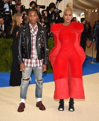Bild kann enthalten Pharrell Williams Schuhe Kleidung Bekleidung Schuh Mensch Mode Premiere Jacke und Mantel