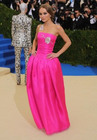 Bild könnte enthalten LilyRose Depp Kleidung Kleidung Menschliche Person Abendkleid Robe Mode und Kleid