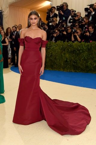 Bild kann eine menschliche Person enthalten Taylor Hill Fashion und Premiere